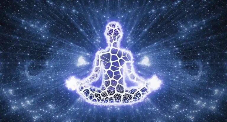 Silueta en meditación con luz de chakras