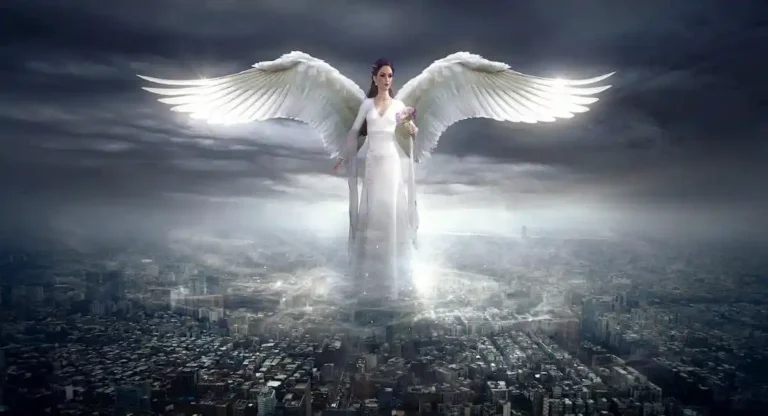 Ángel con alas sobre la ciudad
