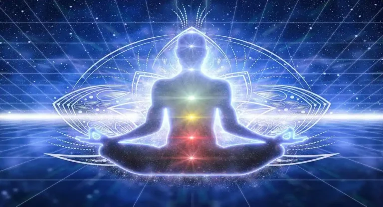 Silueta meditando con los chakras